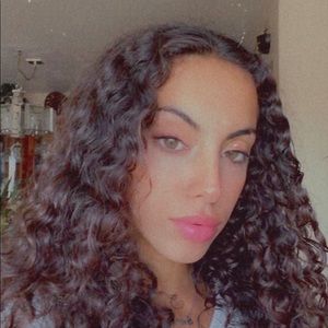 Meet your Posher, Antonella